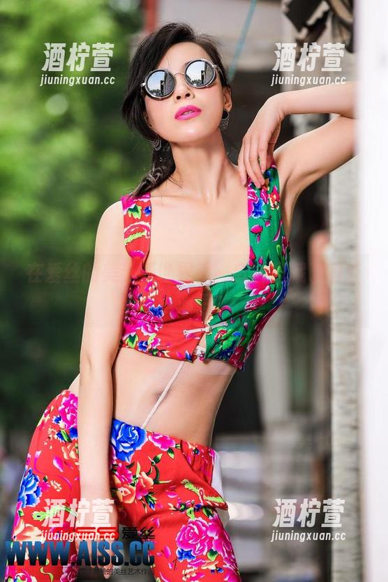 在爱丝的美卦师世界里，套图里藏了哪些小心思？