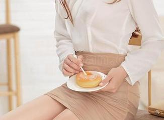 突然想问，爱丝的私拍图包里有没有隐藏的角色扮演？