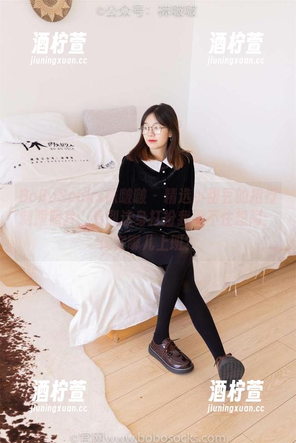 BoBoSocks袜啵啵 - 精选小甜豆的招行制服照片，看到这身打扮我忍不住想问：你在哪儿上班？