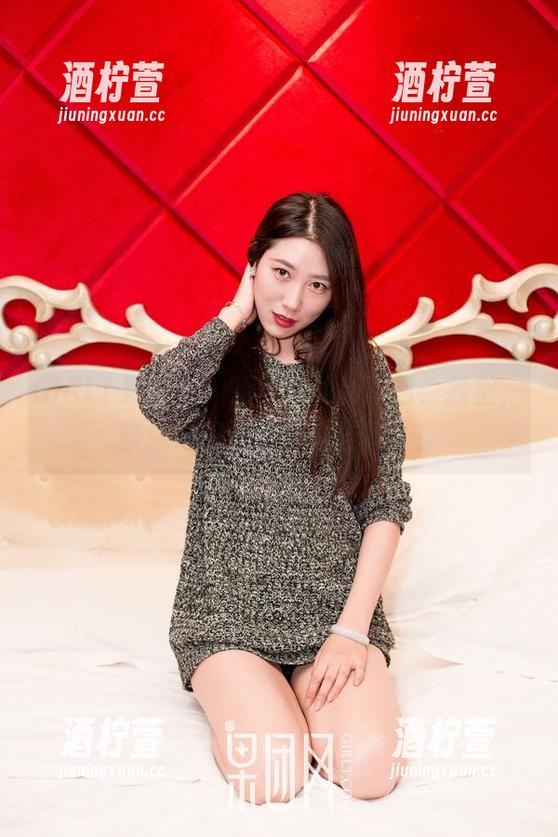 GIRLT果团网 - 周晓唯的新图包：教室，教你如何优雅地“挂科”！