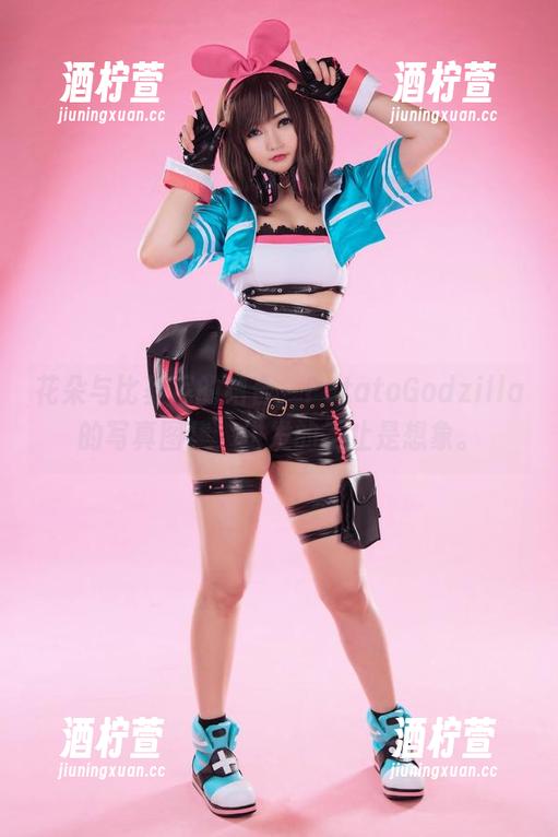 花朵与比基尼的结合，PotatoGodzilla的写真图集，迸发的不止是想象。
