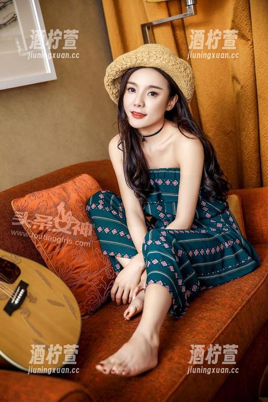 TouTiao头条女神 - 梁芮溪的精选写真集：吊带，如何优雅地让空气变得紧张？
