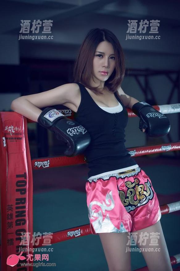 UGirls尤果网 - 在霓梓心的高清写真集里，这短裤能让你一睹何为‘腿部审美’的新高度。