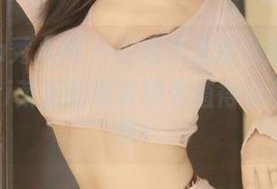 Xiuren秀人网 – 在婚纱里那么随意，吃白菜的vi菜菜的写真图包值得你停留一下哦！