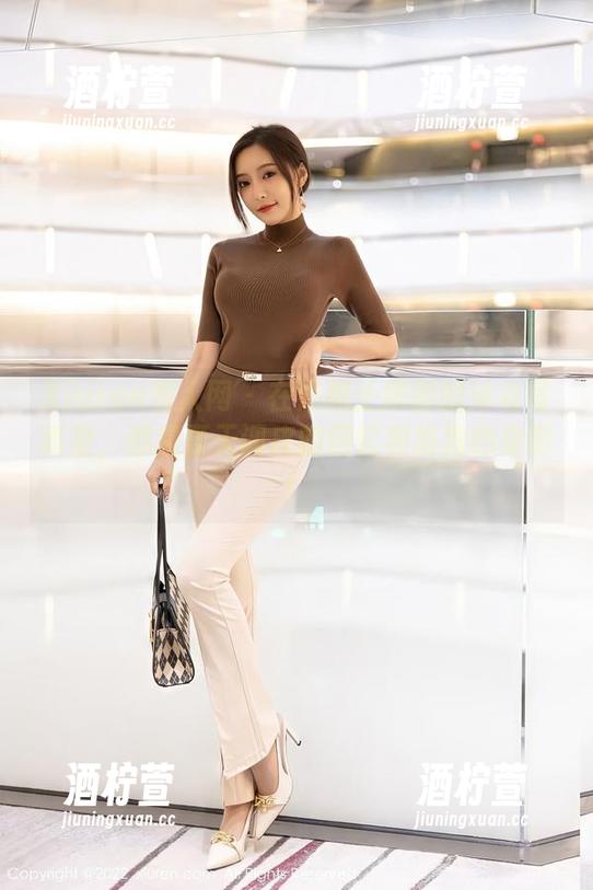 Xiuren秀人网-奶瓶土肥圆 Xiuren秀人网 - 在奶瓶土肥圆的泳衣写真里,都是夏天调皮的回忆和狗狗的身影!