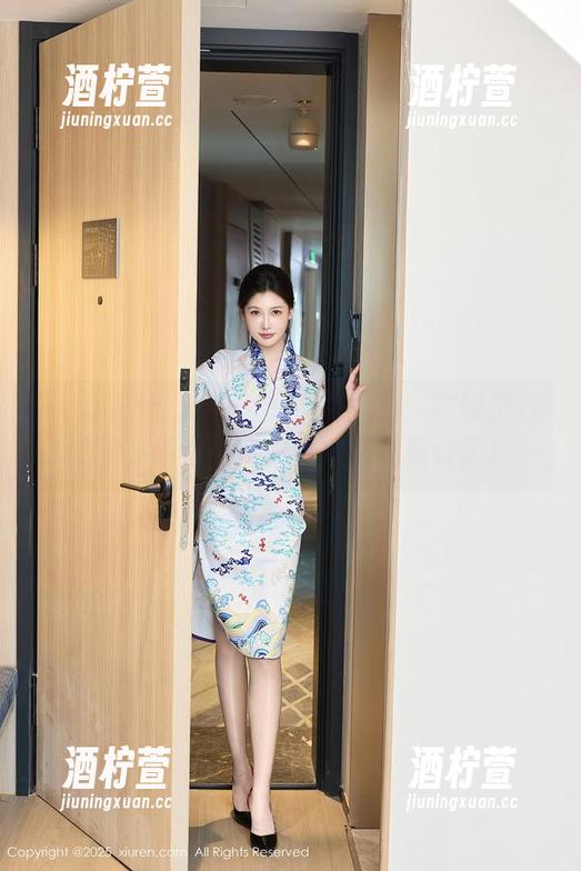 Xiuren秀人网 - 小小白思宜：在线捣鼓美图，结果夏天突然就被我抓住了！