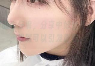 けん研的牛仔裤，分享中好像有些小心思，果然可以引发联想。