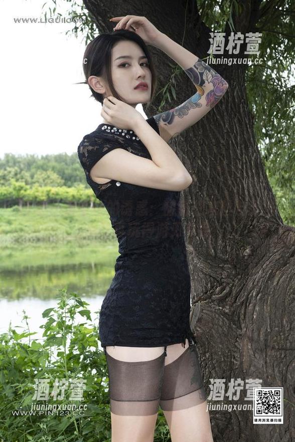丽柜-甜甜 丽柜 - 藏不住的诱惑:甜甜把灰丝与无圣光写真玩得游刃有余