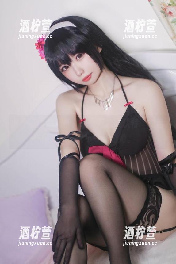从不妥协的风格，“十万珍吱伏特”的套图让你认识不一样的她。