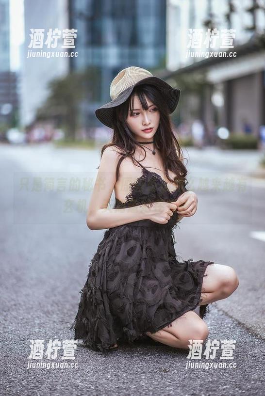 只是简言的秘书，原图还是那么越来越有玄机，天知道她在想啥。