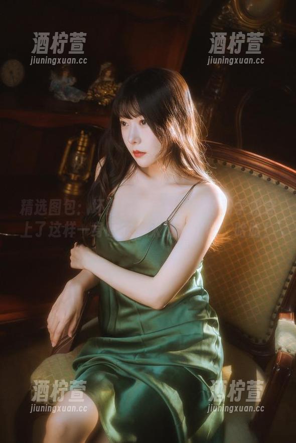 精选图包：坏露露香宝竟然给诗羽学姐穿上了这样一身睡衣，太过分了吧，哈哈！