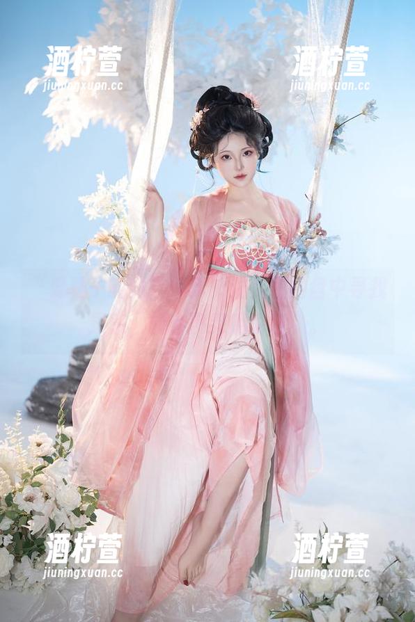 “夏夏子的豹纹写真，让你在网盘中寻找灵感，或者没灵感也行”。