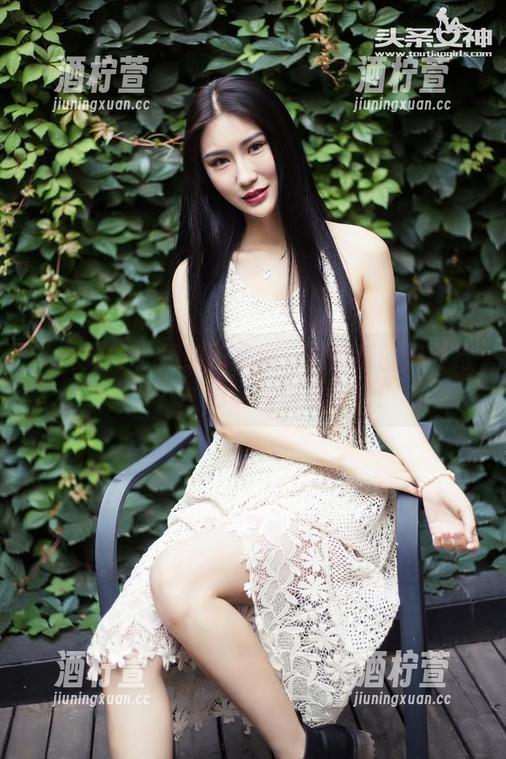 头条女神 - 周熙妍写真—这腿真的是要抢镜吗？图包也太精彩了吧！