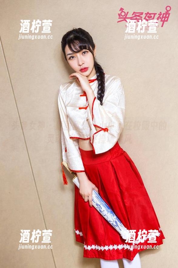 头条女神 - 原图欣赏：小小鱼在校服中的灵动，恍若在操场追风