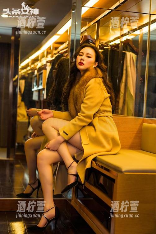 头条女神-崔昭妍 头条女神 - 原图里的崔昭妍:短裙,为什么我每天出门都要算计一下风的方向?
