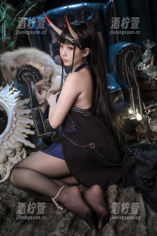 下载这本写真集，光看只觉得宫本樱的眼神里藏着整个蓝海，恰巴耶夫，就是这一系列的魂。