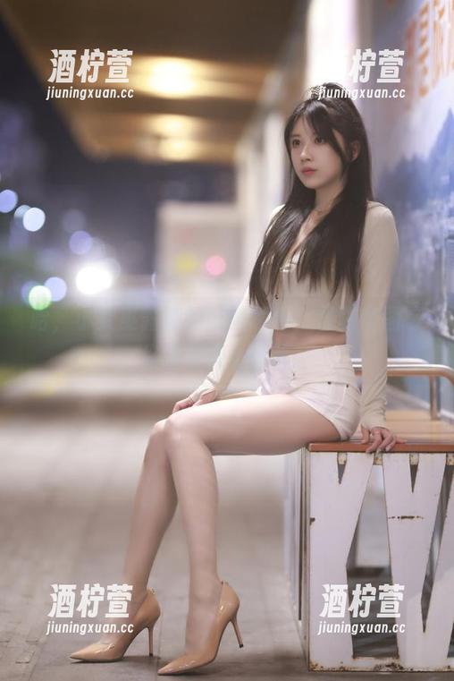 哈，小女巫露娜的可爱瞬间！最新套图等你来发现小惊喜。