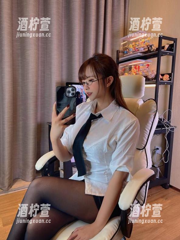 微密圈 - pass给你，张思允和她的烈焰玫瑰房车原图和套图，典型的“你不看我看”！