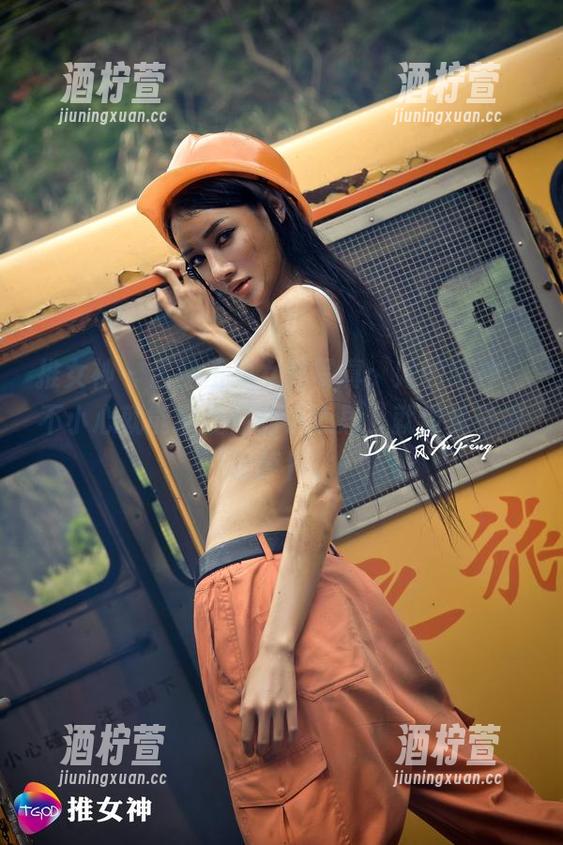 推女神 - 吕梦玉兔女郎写真：她的眼神，不小心就能抓住你的小心思，就像兔子抓胡萝卜。
