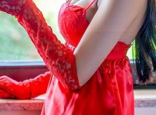 推女神 – 思淇Sukiii短裙写真集，风一吹就觉得她的裙子像白云一样轻飘～