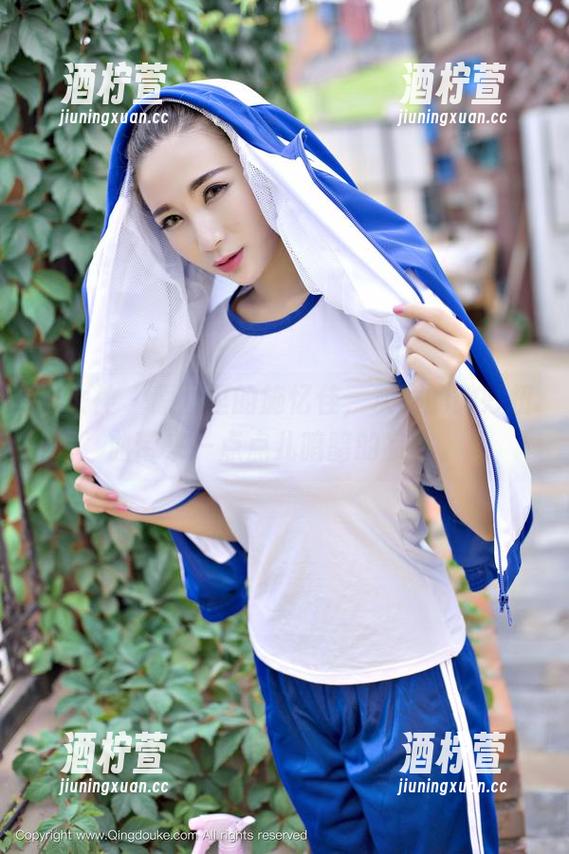 推女神 - 原图里的施忆佳，灰丝的微妙扭曲带来一点点儿暗暗的寂寞。