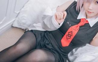 忍不住停下来看，是本末末的红裙图片，好像在诉说些什么呢？