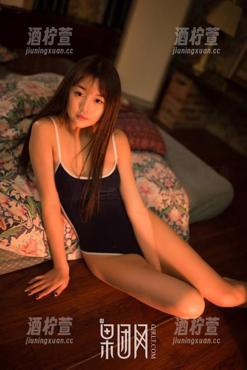 果团网 - 蜜桃Q妹儿的黑白写真，敢不敢挑战你的审美？