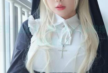 一边在线一边迷失，眼酱大魔王w的纯白写真栩栩如生！