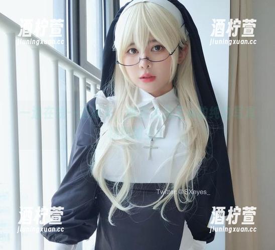 一边在线一边迷失，眼酱大魔王w的纯白写真栩栩如生！