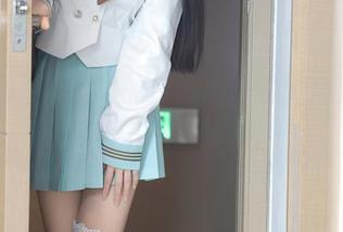 秀人网 – 泳池边的唐翩翩：写真合集，让夏天多一点轻松。