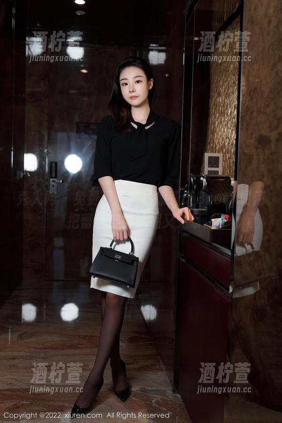 秀人网 - 免费写真，看徐莉芝Booty如何把蕾丝穿得妩媚又无辜。