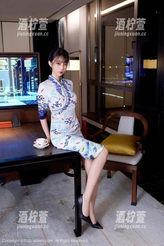 秀人网 - 糖豆sisi泳装图包，下载后小心别眼花！