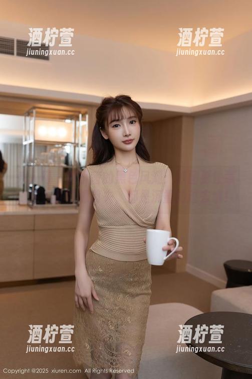 秀人网 - 鹿小茜的黑色风潮：原图要注意，这衣服就像前夫，都是沉重的过去哦！