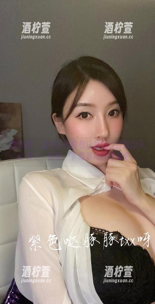 微密圈 - 这牛仔裤图包让紫色哒豚豚的风格更上一层楼，下载素材还得发掘。