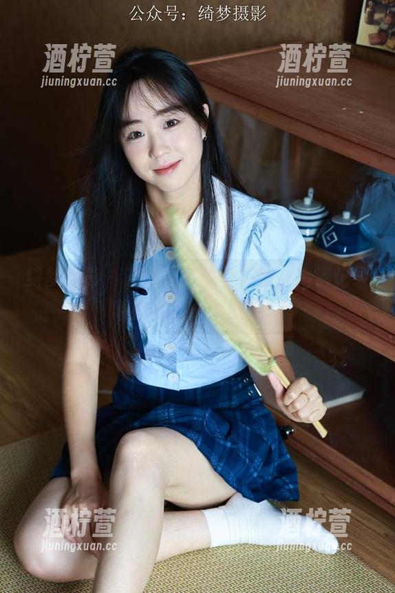 绮梦摄影 - 连体衣与莹莹在线，高清记录着她的每一个眼神。