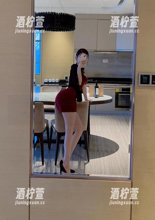 微密圈 - 脸红Dearie的写真让“秘书”不再只是佐料，角色逆转得还蛮有趣。