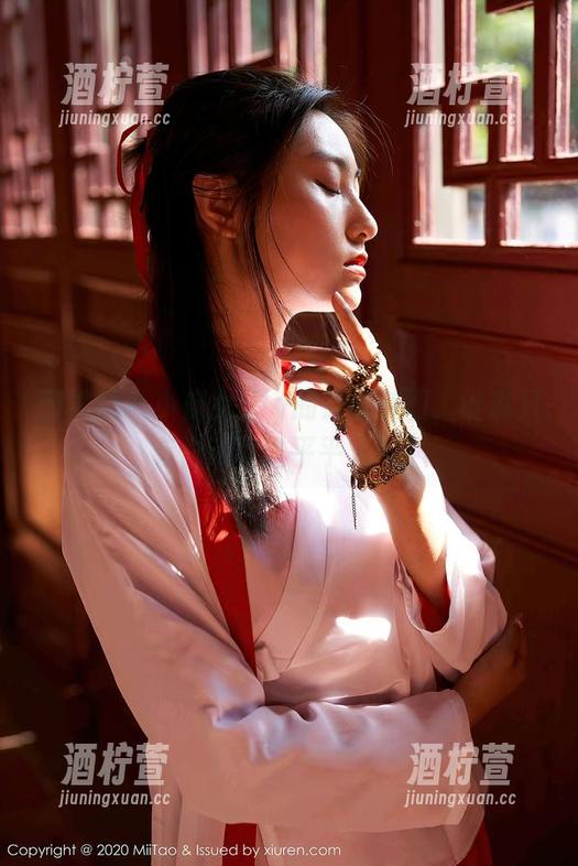 蜜桃社 - 小魔女lily的天台美图，谁说只有白云可以平平无奇？