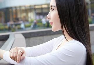 蜜桃社 – 真希学姐全集：当她不小心把裙子挂在柜子上时…