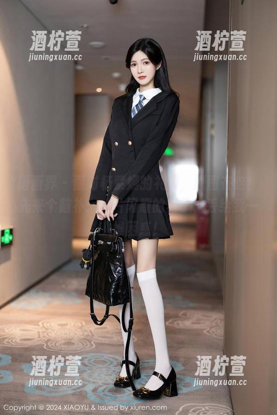 语画界 - 面对杨紫嫣的礼服，原图在这！先来个脑补：一片闪耀的裙子，丢给我一堆困惑！