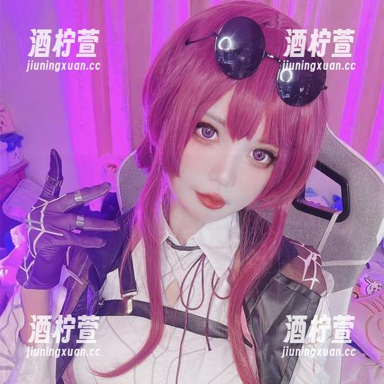 雪猫如红裙上的一抹色彩，无圣光下透着些许“不羁”。