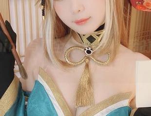 霜月shimo写真全集：看到套装的颜色搭配，我有点小心动