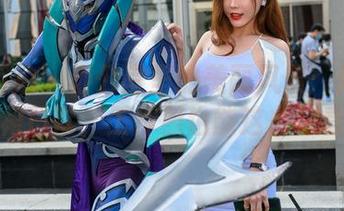 魔镜街拍 – 办公室里的美丽风景：婷婷的粉裙日常，工作照也能这么好看。