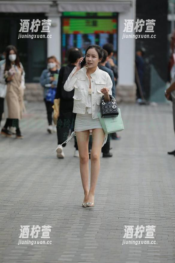 魔镜街拍 - 玲玲的车展心灵独白：一人一车的街拍套图
