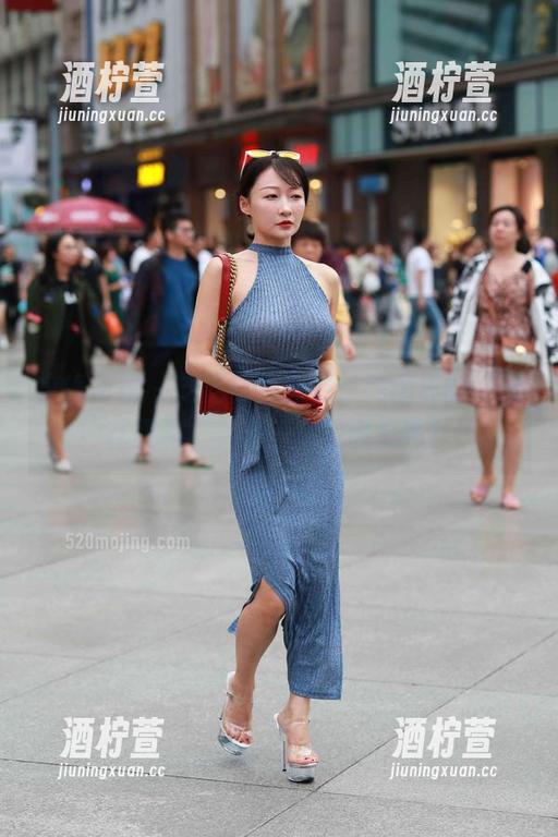 魔镜街拍 - 芝芝蓝色泳衣：美图界的“水花四溅”，来一场见面会吧！