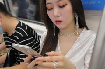 魔镜街拍：油亮紧身裙写真集——果然，沉迷不可自拔！