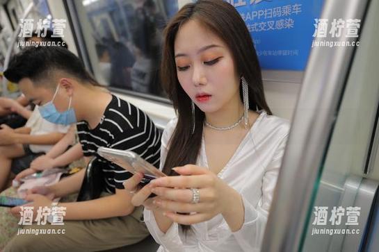 魔镜街拍：油亮紧身裙写真集——果然，沉迷不可自拔！