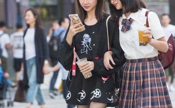 魔镜街拍：白衬衫配运动裤的甜美女生，她的原图让我天天换壁纸！
