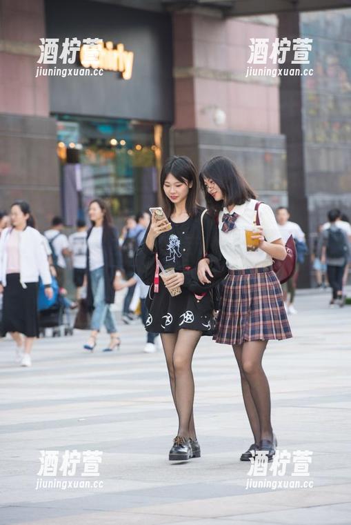 魔镜街拍 魔镜街拍:白衬衫配运动裤的甜美女生,她的原图让我天天换壁纸!